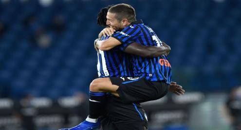 أتالانتا بعشرة لاعبين يطيح بلاتسيو ويتأهل للمربع الذهبي بكأس إيطاليا